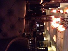 聊天中的服务员-LONG BAR 廊吧(外滩华尔道夫酒店)