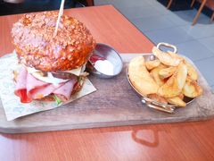 双蛋指椒牛肉汉堡-魏斯理汉堡(西安沣东吾悦店)