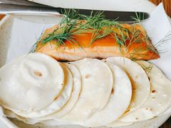 烟熏三文鱼配烤饺子皮和芥末籽酱-BOR Eatery(安福路店)