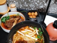 香辣牛骨汤面-贡梅老面馆·蟹粉面·无锡特色小吃(南长街主推店)