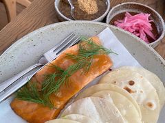 烟熏三文鱼配烤饺子皮和芥末籽酱-BOR Eatery(安福路店)