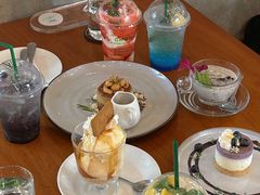 -Chom Cafe and Restaurant