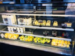 面包甜点陈列柜-啊噗吐呦现场烘焙(麦凯乐店)