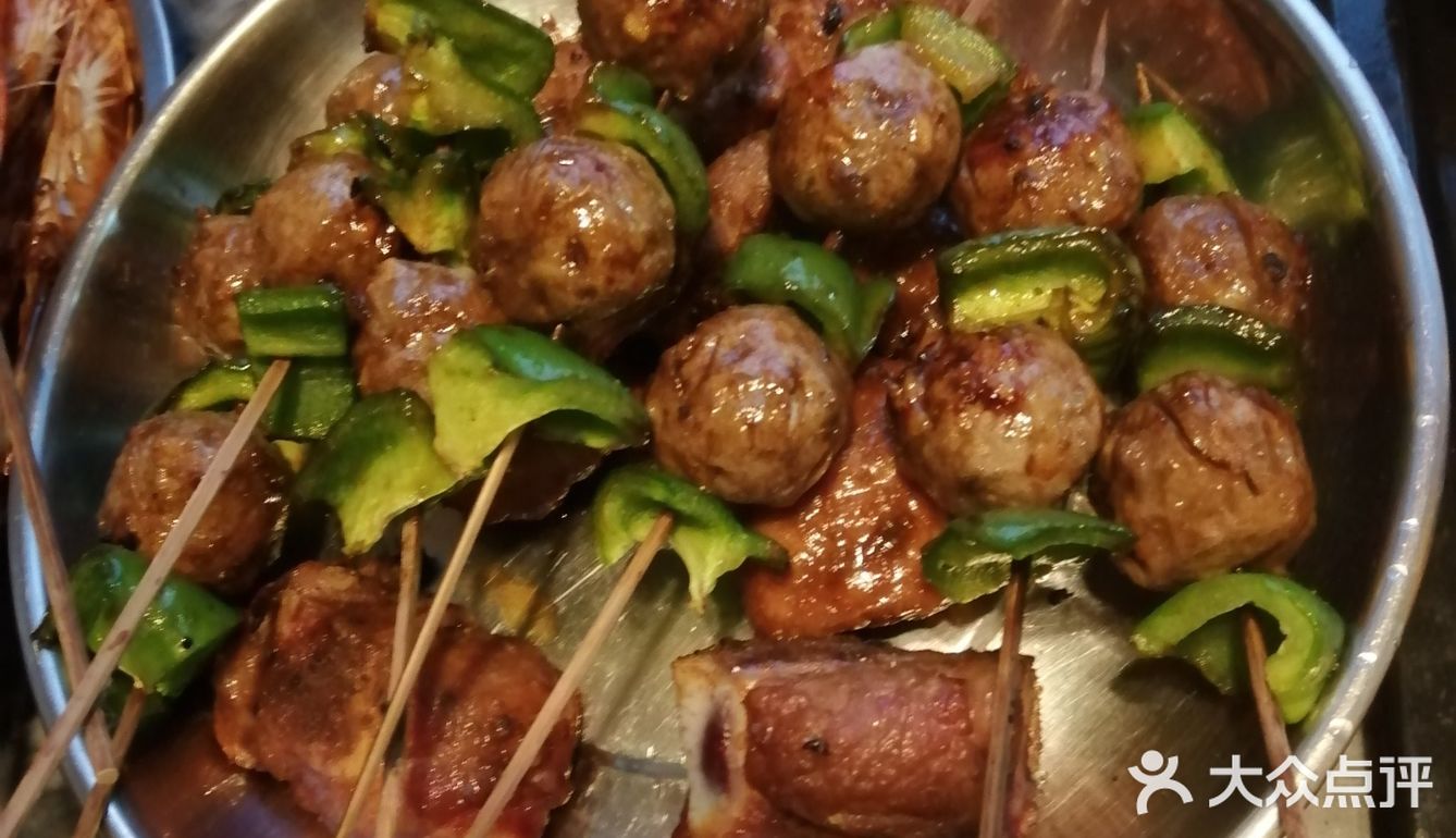 沥干水，上炉烧！准备调料是蜜糖，烧烤汁，孜然粉，油