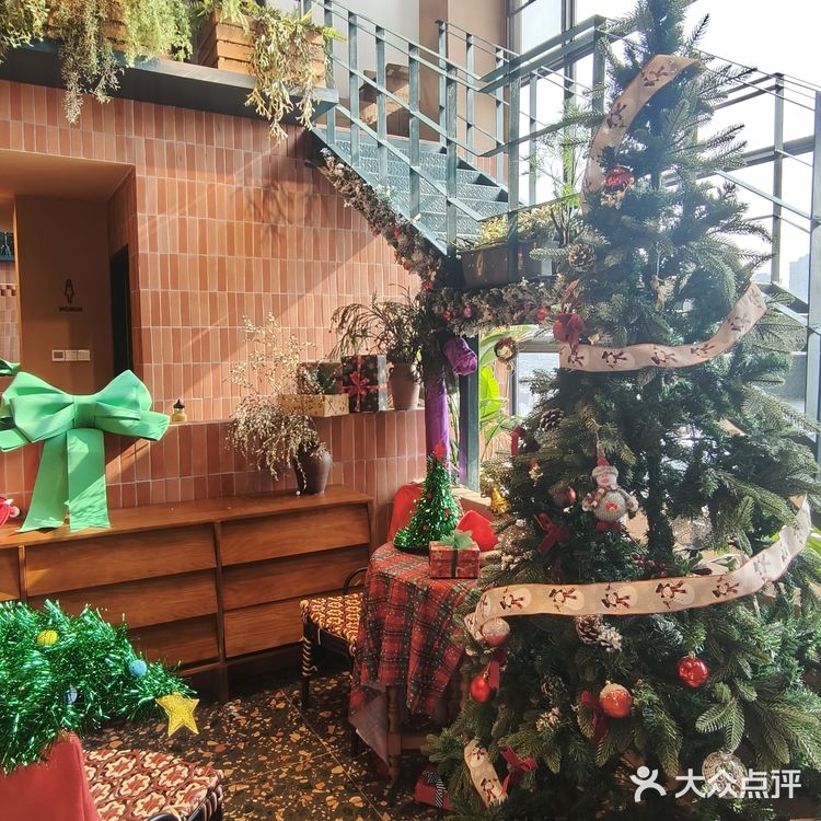 听说外国人都要来新粮仓过圣诞，还有假面舞会