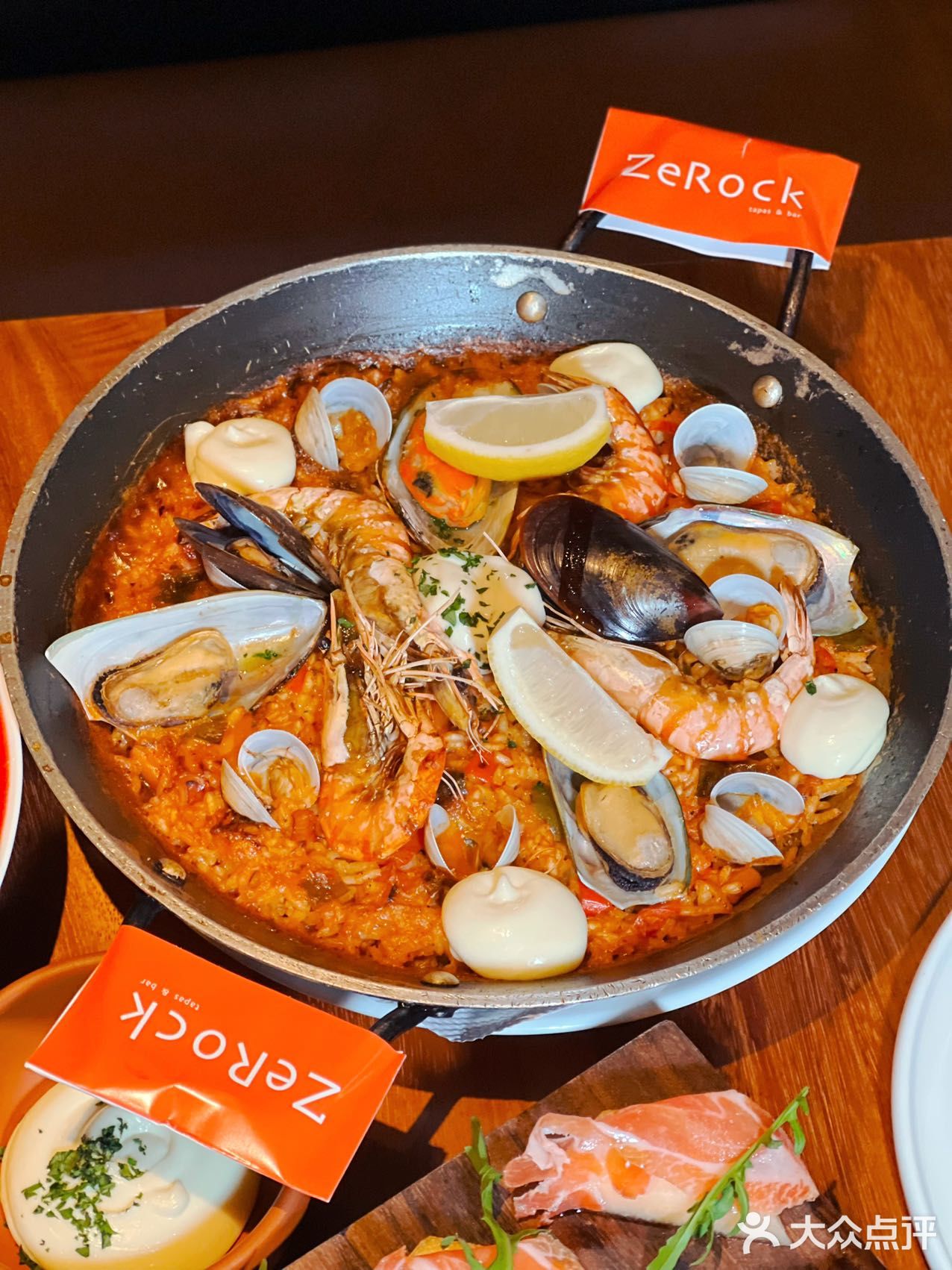 这家西班牙餐厅生意也太火爆了，格调和装修精致且高级