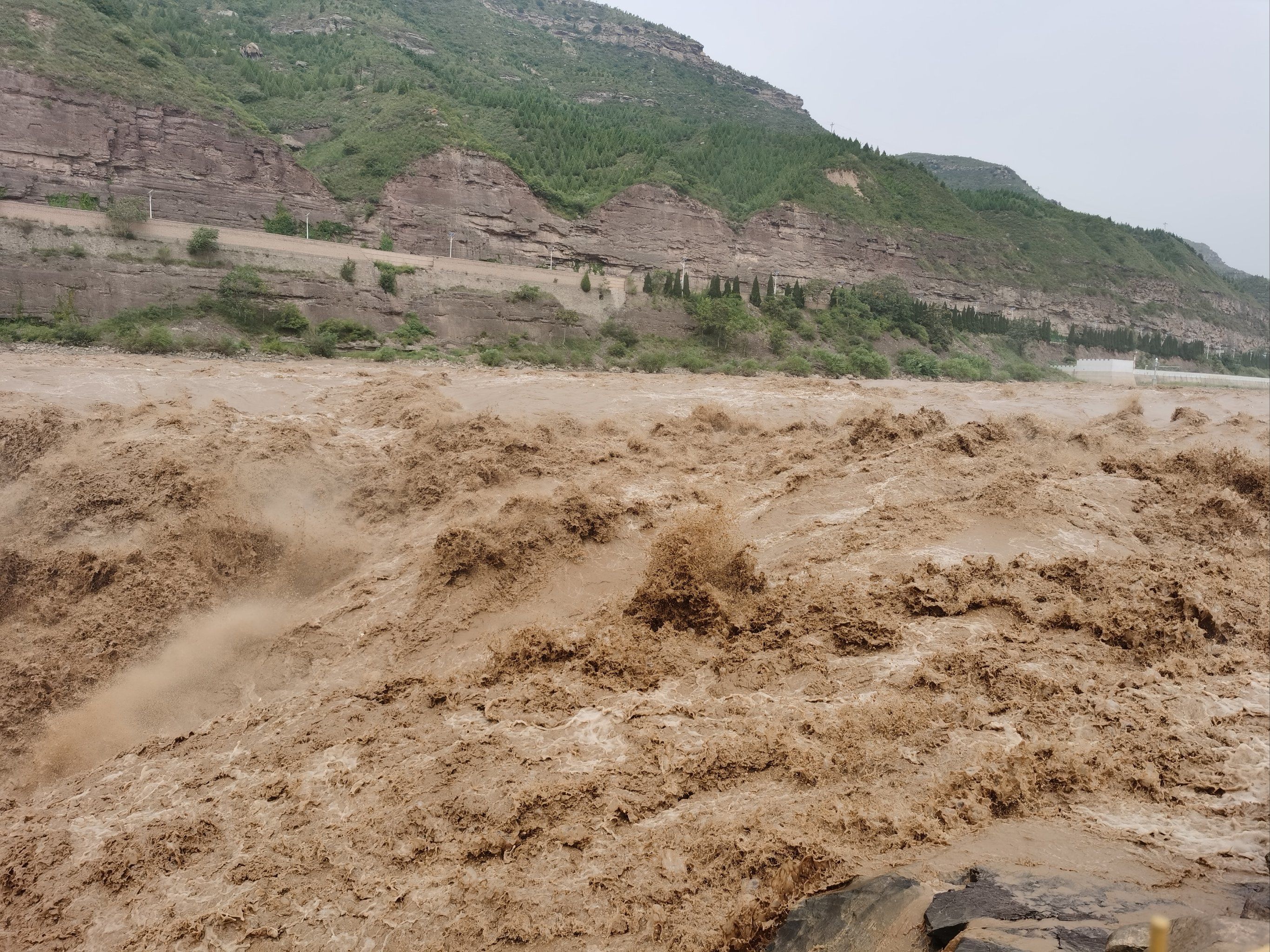 奔腾咆哮的黄河