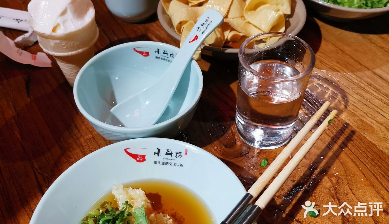 清汤锅里有个棒骨,捞出来啃了啃