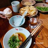 清汤锅里有个棒骨,捞出来啃了啃