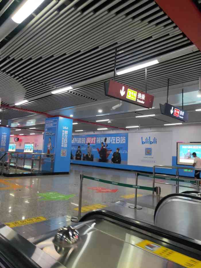 侯家塘地铁站-"嗨!大家好呀,我是霞姨的小迷弟,一名爱吃.