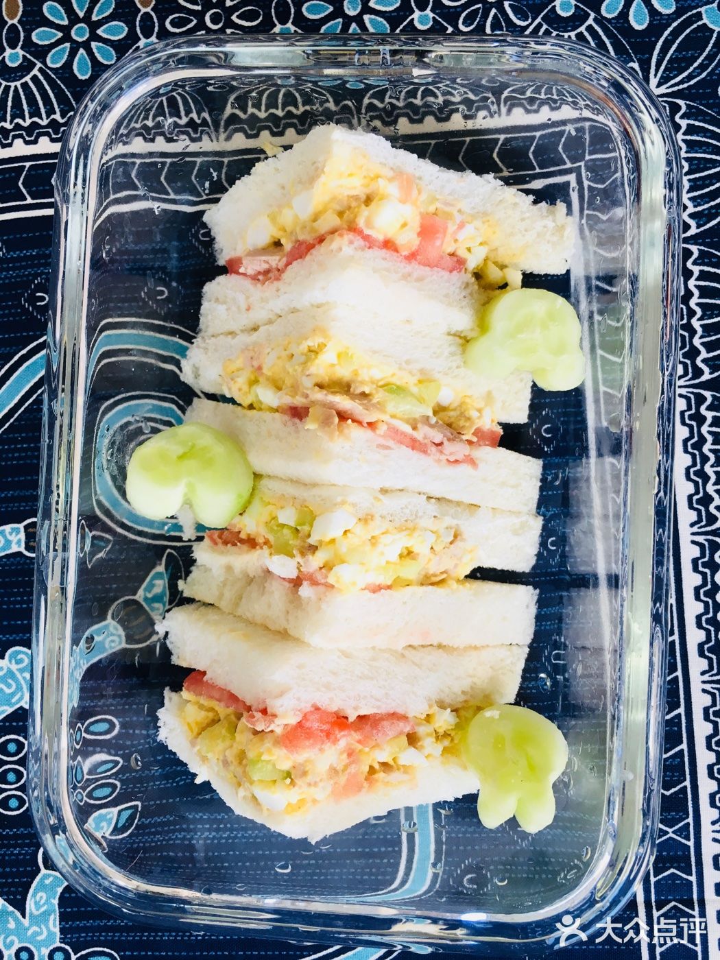 金枪鱼三明治酱制作完成！抹在面包片上放上番茄