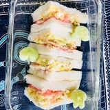 金枪鱼三明治酱制作完成！抹在面包片上放上番茄