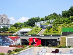 对面左边，pluto下面就是-UNI UNI(环亚凯瑟琳店)