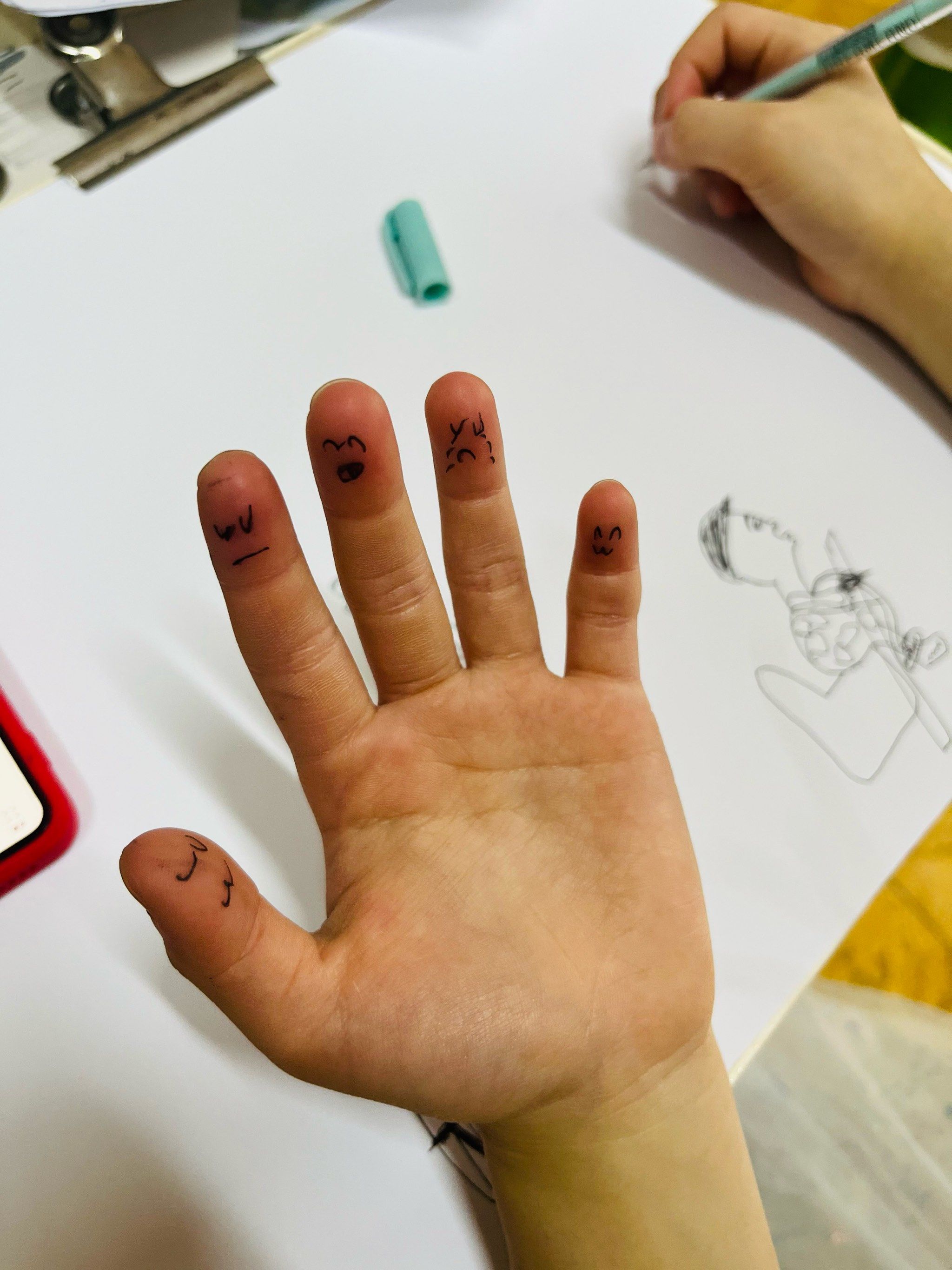 手指上的涂鸦画