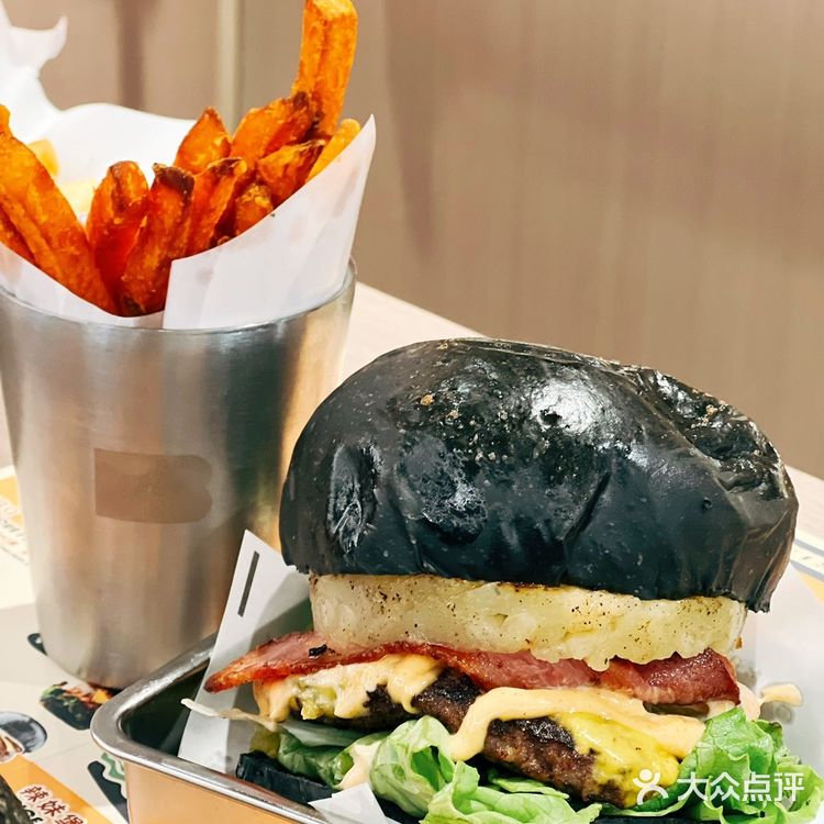 这个黑，到底是什么黑！“黑”汉堡可太酷啦！