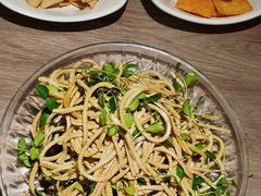 香椿苗拌豆腐丝-谢蟹浓·肉蟹煲(新奥店)