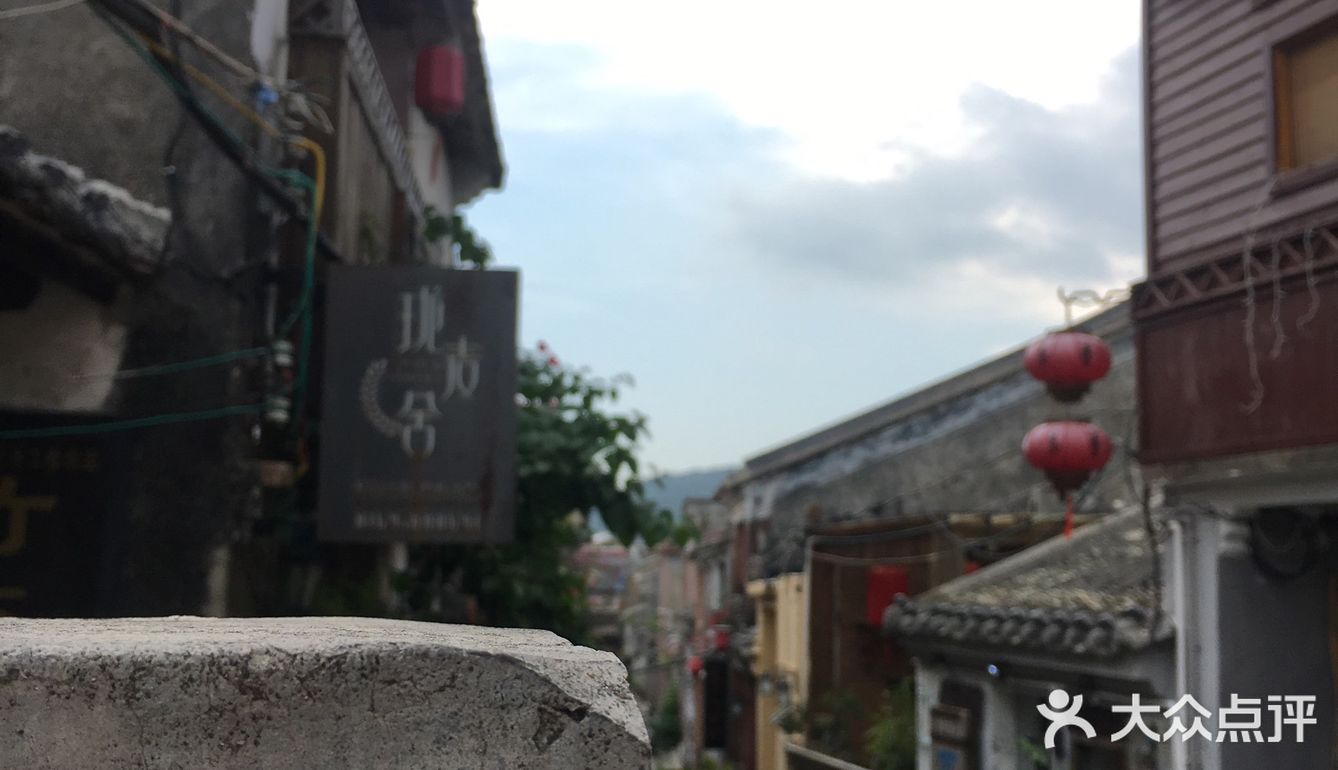 青石板路也感觉古色古香 连路牌都做得精致有心