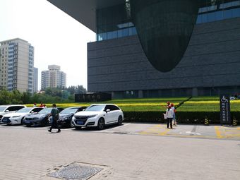 广东省博物馆停车场图片