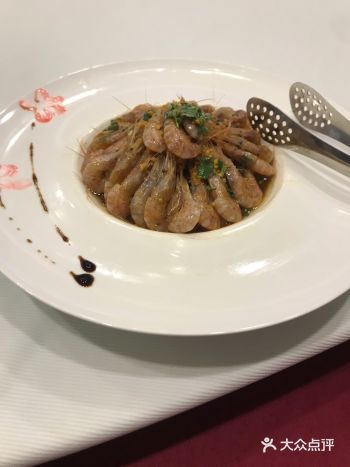 餐厅： 这个梅子鱼好嫩啊，好好喜欢啊 这个虾也很嫩