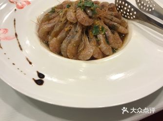 餐厅： 这个梅子鱼好嫩啊，好好喜欢啊 这个虾也很嫩