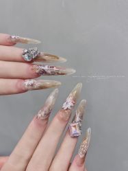 -花岐款式专研健康美甲沙龙