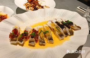Three-Flavor Sauce Steamed Bighead Carp Belly