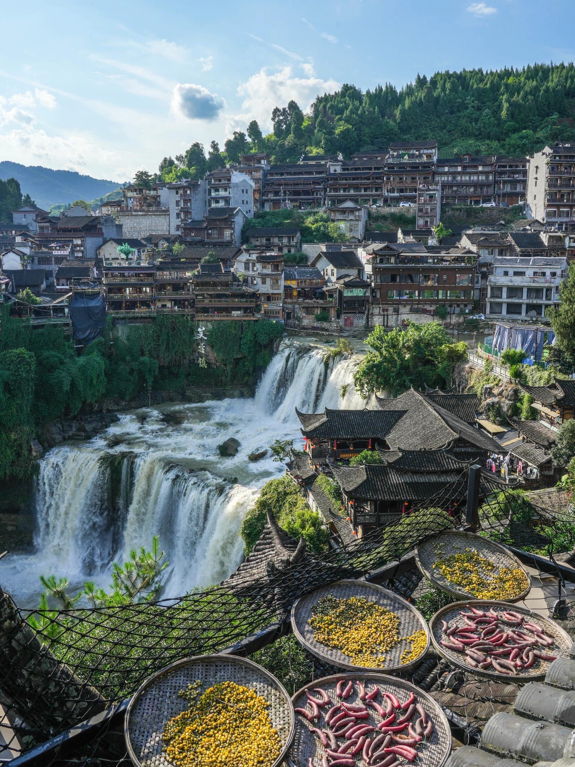 高铁直达7575挂在瀑布上的千年古镇美哭我