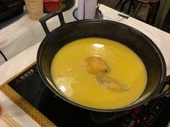 浓厚原只鸡煲花胶汤-鲜入围煮花胶鸡海鲜火锅