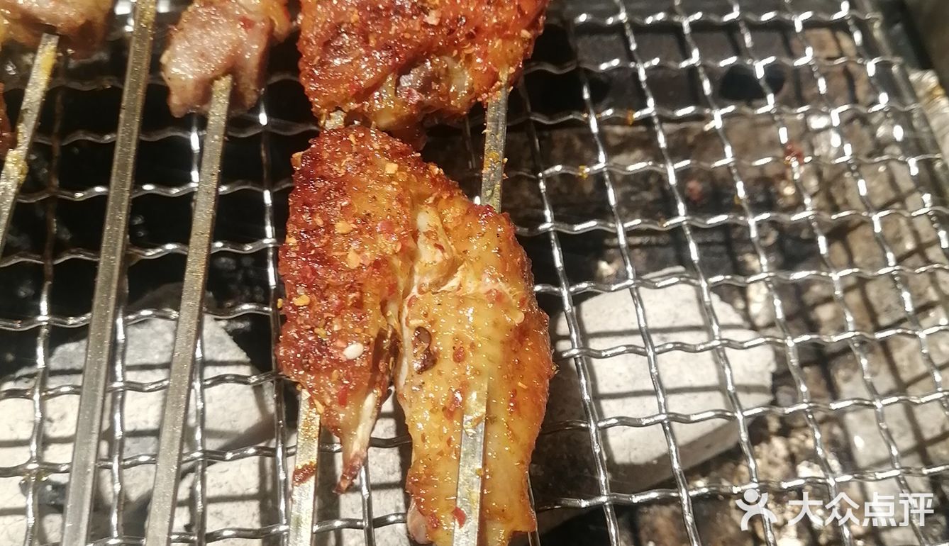 烤羊腿 这家店非常的好找,远远就能看见他家的招牌