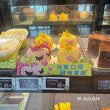 累了就去星巴克喝杯咖啡，人流也很多，坐滿了