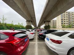 -佘山地铁站-停车场