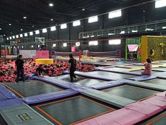 -嘿哟动霸CHUA·新潮玩运动娱乐中心·蹦床滑冰团建乐园