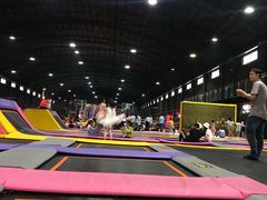 -嘿哟动霸CHUA·新潮玩运动娱乐中心·蹦床滑冰团建乐园