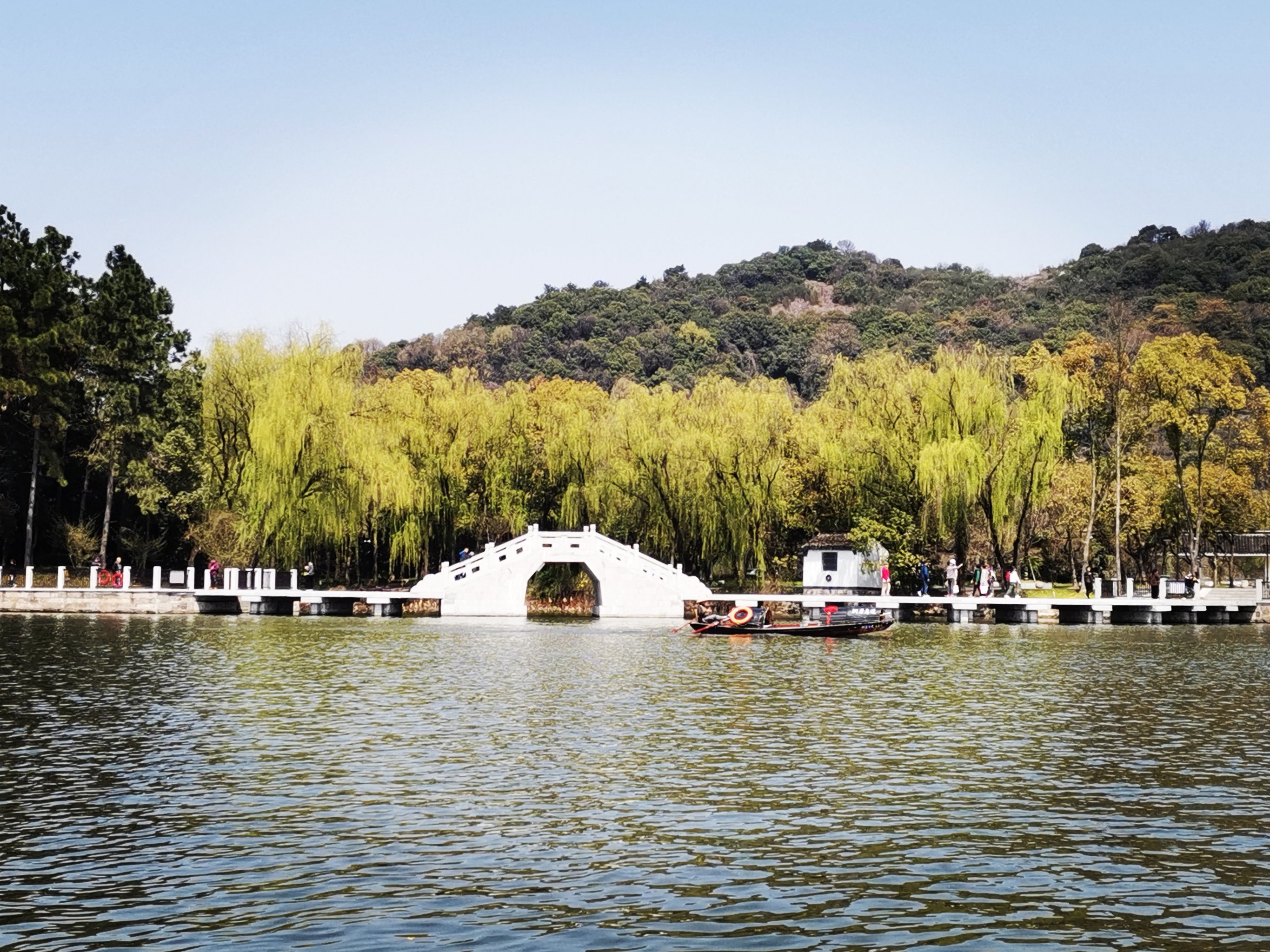 鉴湖景区位于久负盛名的柯岩风景区内,毗邻