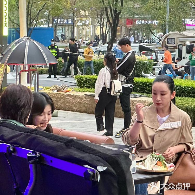 太开心了,吃饭偶遇刘涛,秦海璐拍戏