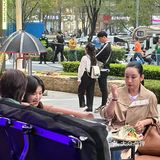 太开心了，吃饭偶遇刘涛，秦海璐拍戏