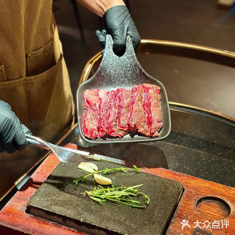 什么❗️拿茅台酒做牛排❓好香呀❗️