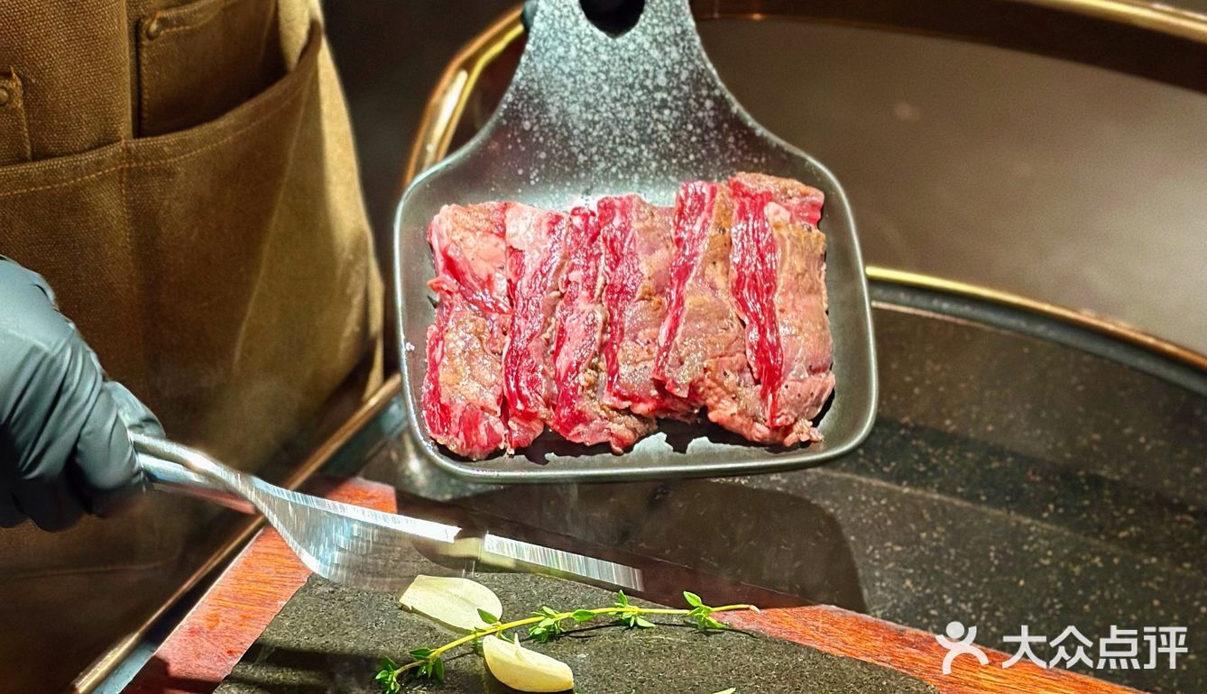 什么❗️拿茅台酒做牛排❓好香呀❗️