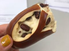红豆碱水面包-天井·丑面包搭咖啡
