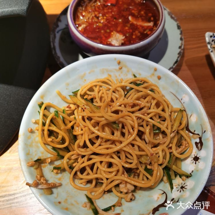 这家口味也真算是超赞的水平了,花生也很脆香,鸡丁软嫩