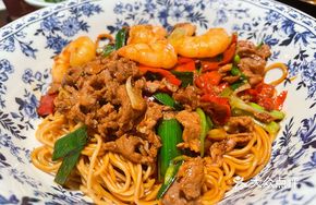 Stir-fried Yellow Beef with Shrimp Noodles