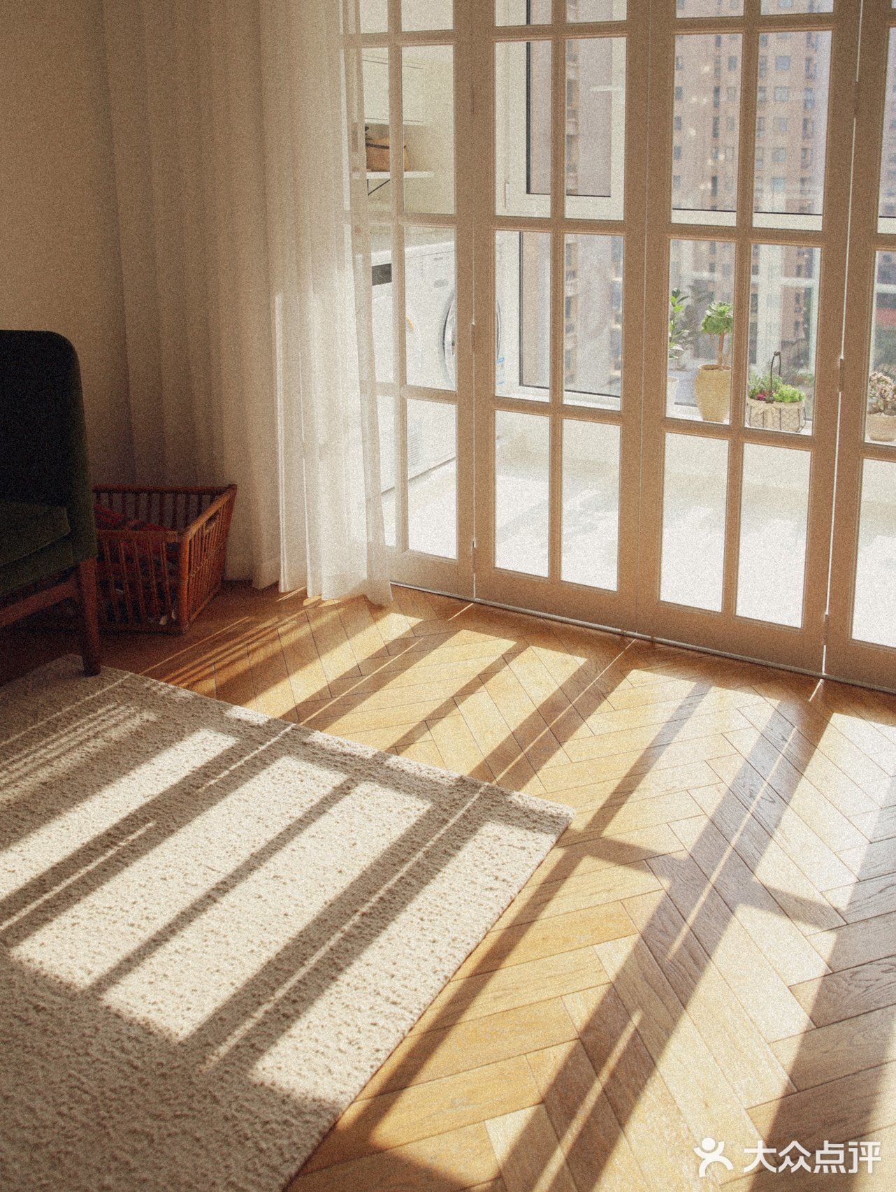 今日分享[礼花]装修时找了好久的白色木质折叠门，美吗？