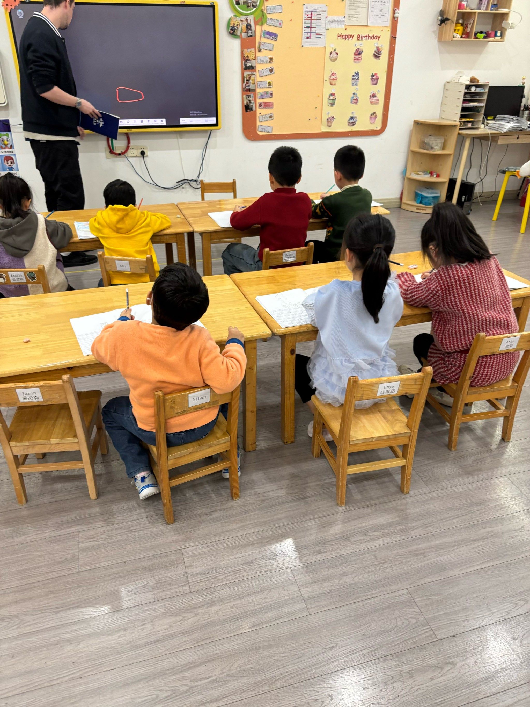 孩子们认真写字,听讲