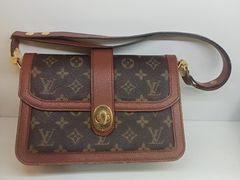 -爱革·洗衣改衣·洗鞋修鞋·洗包修包·奢侈品护理(宝地广场店)