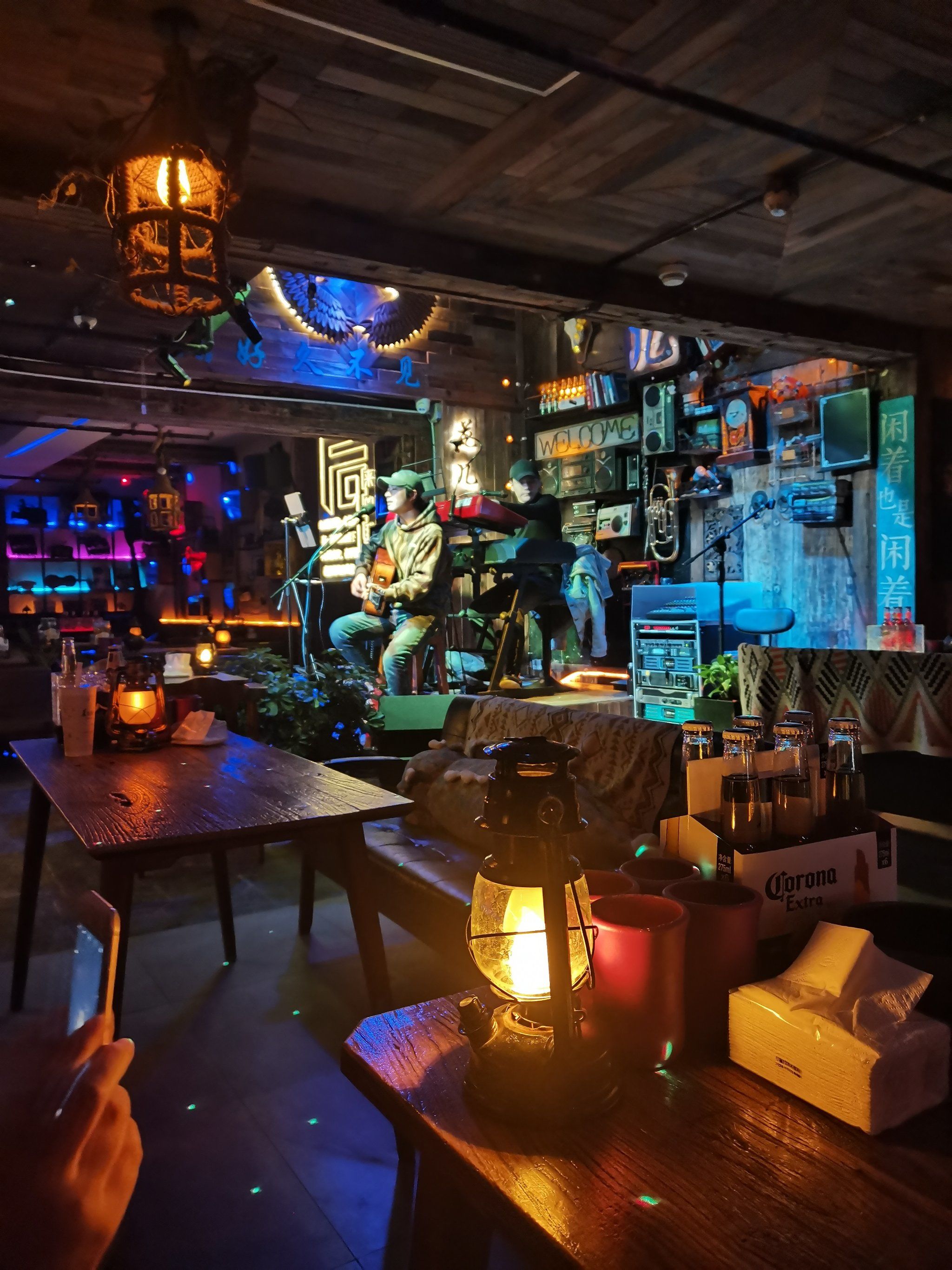 0元玩转这座城西塘的酒吧,一条街都是,选了这家花儿酒吧,门口有好多