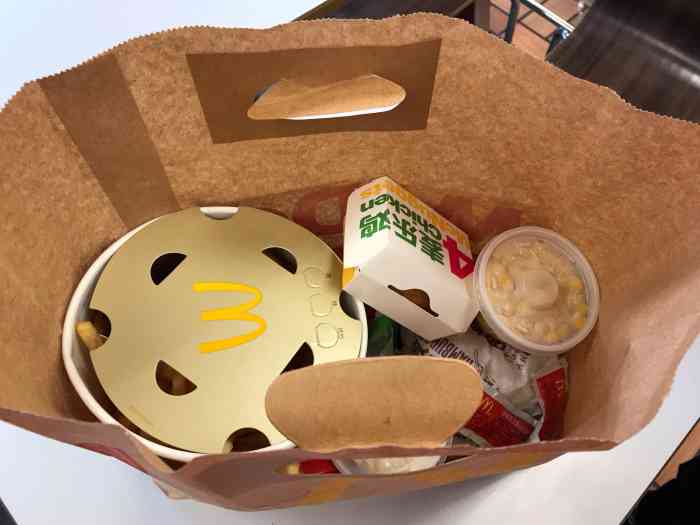 麦当劳(苏宁广场店)-"环境好,干净卫生,收拾餐盘很及时,小姐姐.