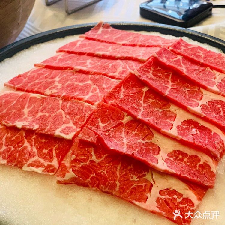 鸡皮油亮和鸡肉厚实,鸡肉嫩滑嫩滑的,鸡肉肉质细腻