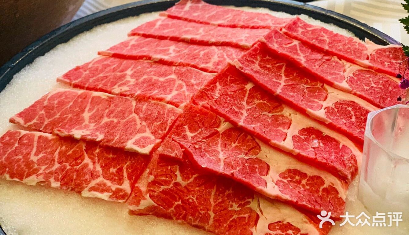 鸡皮油亮和鸡肉厚实，鸡肉嫩滑嫩滑的，鸡肉肉质细腻