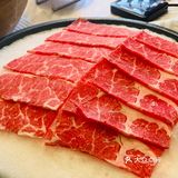 鸡皮油亮和鸡肉厚实，鸡肉嫩滑嫩滑的，鸡肉肉质细腻