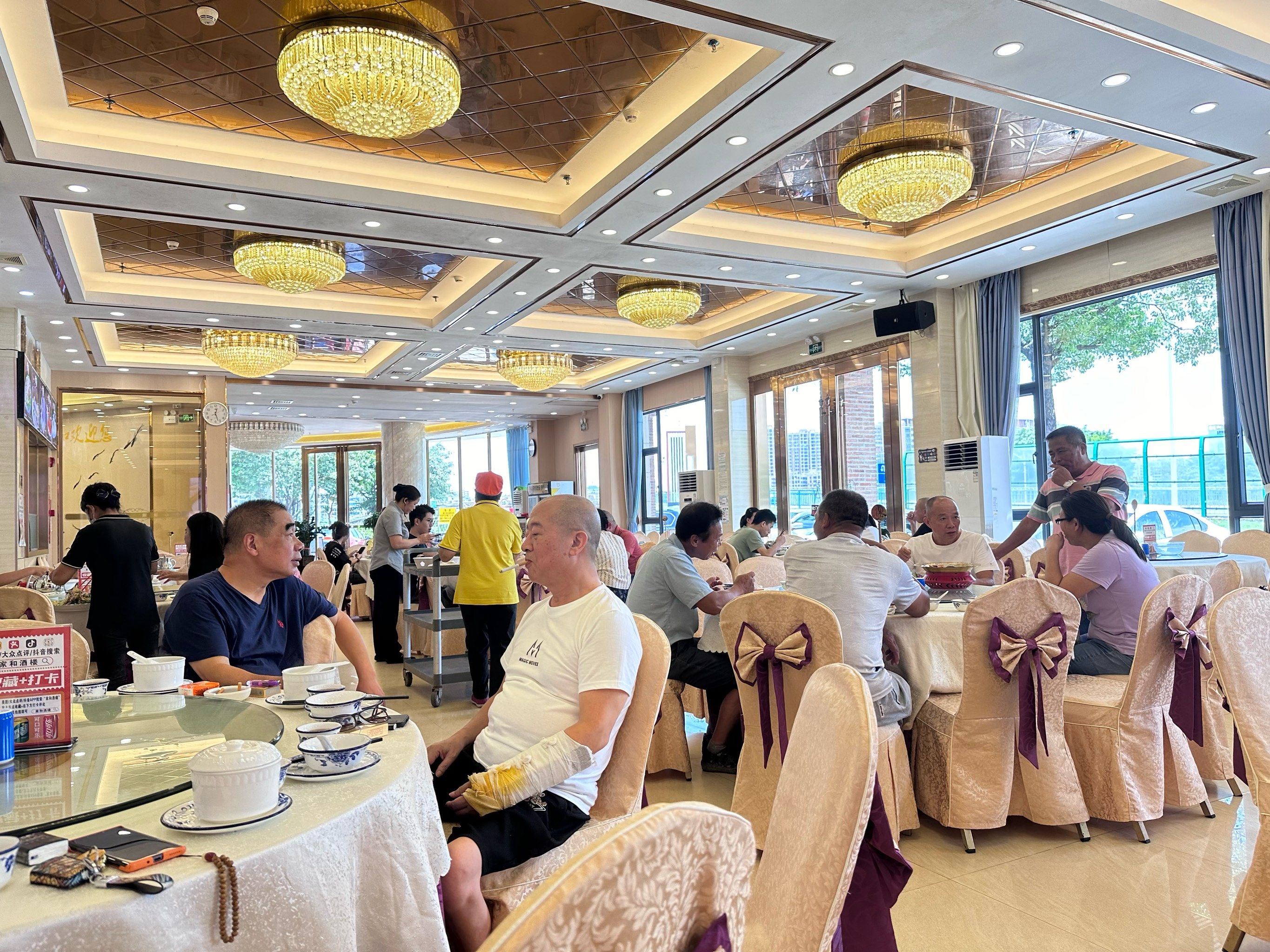 上菜快,出品很不错,环境很好,灯光明亮